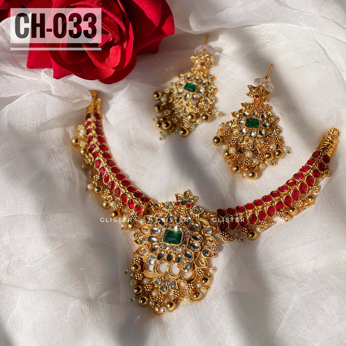 Gold-tone choker jewellery with ornate pendants and red accents. SO-033.