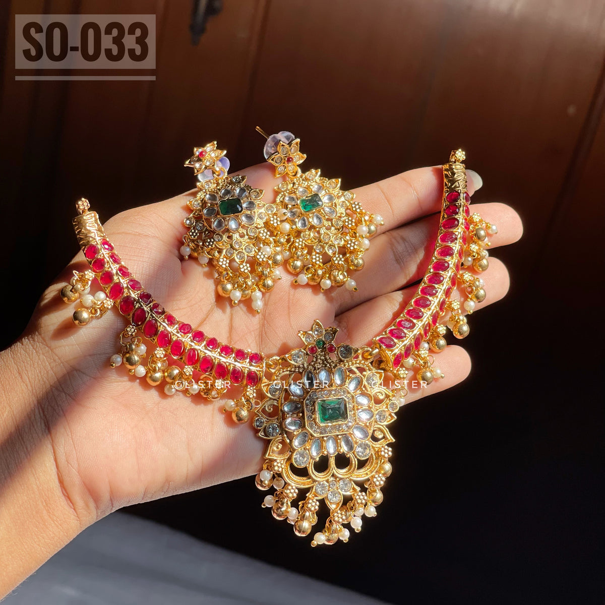 Gold-tone choker jewellery with ornate pendants and red accents. SO-033.