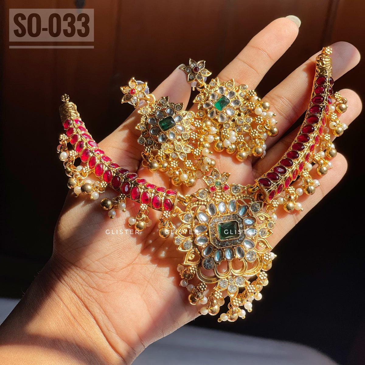 Gold-tone choker jewellery with ornate pendants and red accents. SO-033.