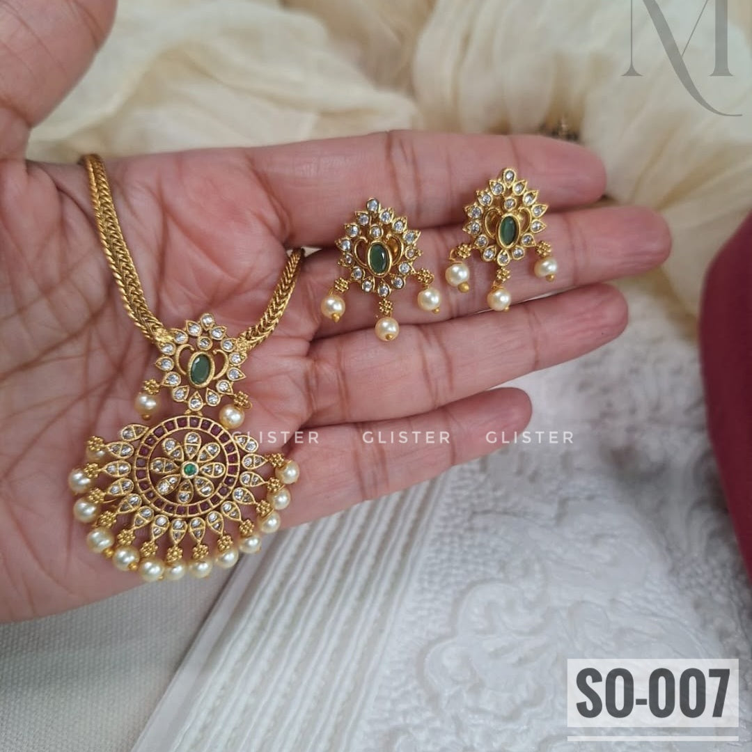 Gold-tone necklace jewellery with an ornate pendant and white bead drops. SO-007.