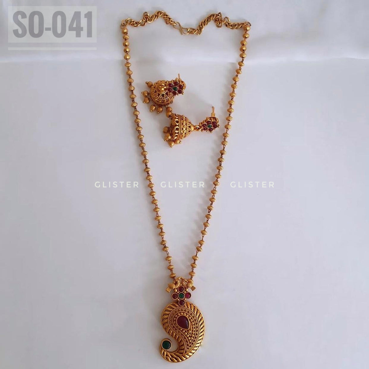 Long gold-tone necklace with a round pendant and matching earrings. SO-041.